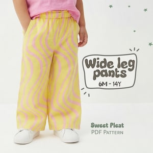 Könnte beinhalten: Gelbe Hose mit weitem Bein und rosa Wellenmuster. Die Hose wird von einer Person getragen und mit weißen Turnschuhen kombiniert. Das Bild enthält den Text "Wide leg pants 6M-14Y" und "Sweet Pleat PDF Pattern".
