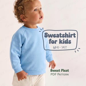 Puede incluir: Una sudadera de manga larga de color azul claro con cuello redondo y puños acanalados. La imagen incluye el texto: Sweatshirt for kids 6M - 14Y, y Sweet Pleat PDF PATTERN. La prenda la lleva puesta un niño con el pelo rizado.