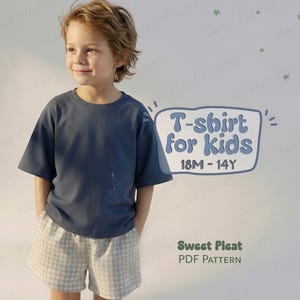 Peut inclure: Un enfant porte un t-shirt bleu marine et un short à carreaux. Le t-shirt a des manches courtes et un col rond. Le short est de couleur claire avec un petit motif à carreaux. Le texte dit "T-shirt for kids 18M-14Y".