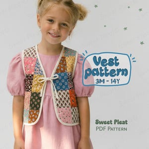 Peut inclure: Un gilet patchwork coloré avec une bordure blanche et une fermeture à nouer, porté sur une robe rose. Le gilet est composé de divers carrés de tissu à motifs floraux. L'image comprend le texte "Vest pattern 3M-14Y" et "Sweet Pleat PDF PATTERN".