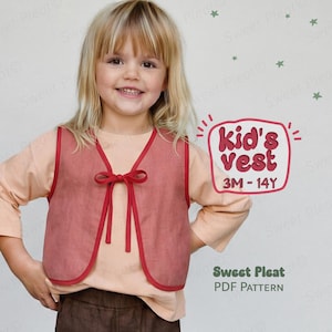 Könnte beinhalten: Ein Kind trägt eine rote Weste mit passender Schleife. Die Weste hat rote Paspeln und wird über einem pfirsichfarbenen Langarmshirt getragen. Der Text "kid's vest 3M-14Y" ist sichtbar. Die Worte "Sweet Pleat PDF PATTERN" sind ebenfalls sichtbar.