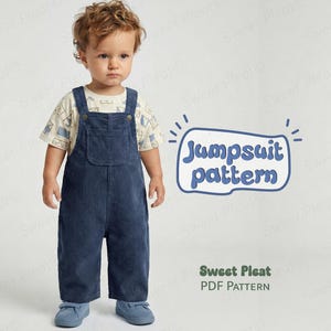 Può includere: Un bambino indossa una tuta in velluto a coste blu navy con una tasca frontale e spalline regolabili. La tuta è abbinata a una maglietta fantasia e scarpe blu. Il testo sull'immagine recita "Jumpsuit pattern" e "Sweet Pleat PDF Pattern".