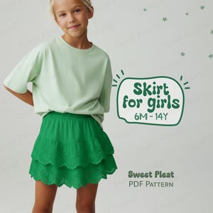 Puede incluir: Una niña con una camiseta verde claro y una falda verde brillante con volantes. La falda tiene un dobladillo festoneado. El texto en la imagen dice "Skirt for girls 6M-14Y" y "Sweet Pleat PDF PATTERN".