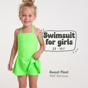 Peut inclure: Un maillot de bain vert néon vif avec une encolure carrée, des bretelles fines et une jupe plissée sur un short intégré. Le texte indique Swimsuit for girls 2T-14Y et Sweet Pleat PDF Pattern en lettres gris foncé sur le côté.