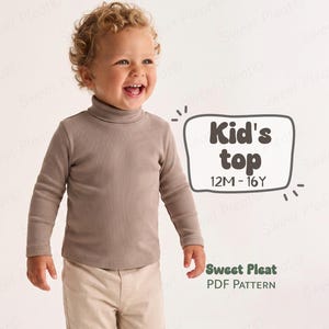 Op de afbeelding: Een taupekleurige top met lange mouwen en een col, voorzien van een geribbelde textuur. Naast de top staat een grafisch kader met de tekst "Kid's top 12M - 16Y" en daaronder "Sweet Pleat PDF Pattern" in donkergroene letters.