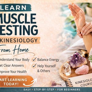 Pode incluir: Um anúncio de um curso de cinesiologia. A imagem apresenta o texto "Aprenda Teste Muscular e Cinesiologia em Casa". A imagem também inclui um braço sendo testado, cristais, uma suculenta e um caderno que diz "Curso de Cinesiologia".