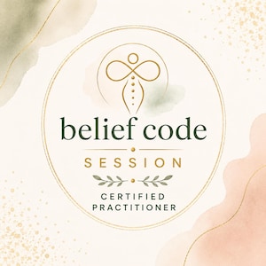 Può includere: Un design grafico circolare con il testo belief code SESSION CERTIFIED PRACTITIONER in verde scuro e oro. Il centro include un simbolo lineare dorato a forma di infinito sopra una linea tratteggiata, incorniciato da un sottile cerchio oro.