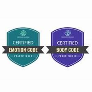 Puede incluir: Dos insignias en forma de escudo. La insignia izquierda es de color verde azulado con el texto "CERTIFIED EMOTION CODE PRACTITIONER" y un dise&ntilde;o en espiral. La insignia derecha es morada con el texto "CERTIFIED BODY CODE PRACTITIONER" y un dise&ntilde;o en espiral.