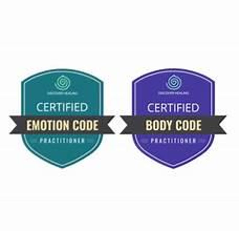 Puede incluir: Dos insignias en forma de escudo. La insignia izquierda es de color verde azulado con el texto "CERTIFIED EMOTION CODE PRACTITIONER" y un dise&ntilde;o en espiral. La insignia derecha es morada con el texto "CERTIFIED BODY CODE PRACTITIONER" y un dise&ntilde;o en espiral.