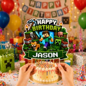Può includere: Un topper per torta a tema Minecraft con un personaggio pixelato che impugna una spada, uno scheletro, un maiale, un creeper e un gatto. Il topper mostra il testo HAPPY BIRTHDAY e il nome JASON su uno stendardo verde, sostenuto da due bastoncini.