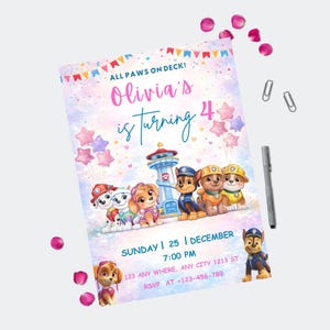 Op de afbeelding: Een kleurrijke verjaardagsuitnodiging met de tekst "ALL PAWS ON DECK! Olivia's is turning 4". De uitnodiging bevat illustraties van cartoonpuppy's, ballonnen en een vuurtoren. De datum, tijd en RSVP-informatie zijn ook opgenomen.