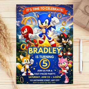 Może przedstawiać: Spersonalizowane zaproszenie urodzinowe z Soniciem Jeżem i przyjaciółmi. Zaproszenie zawiera tekst „IT'S TIME TO CELEBRATE!” i „BRADLEY IS TURNING 5”. Zawiera również datę, godzinę i miejsce przyjęcia.
