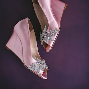 Crystal wedge hakken, roze trouwschoenen, aangepaste bruidsschoenen, roze wedge schoenen, Crystal Flower Bride schoenen, bling bruiloft, bruiloft wiggen