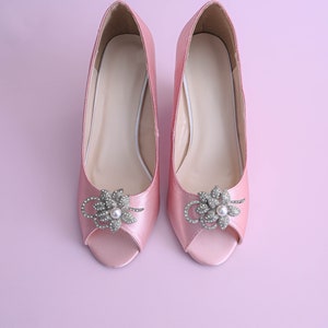 Saltos de noiva blush, saltos de casamento em cunha rosa claro, sapatos de cunha blush, sapatos de casamento com flores de cristal, sapatos de casamento de noiva brilhantes,