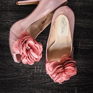 Blumen-Brautschuhe, kundenspezifische Brautschuhe, rosa Hochzeitsschuhe, Chiffon- Blumenschuhe, High Heel-Brautschuhe, geschichtete Blumen-Hochzeits-Fersen