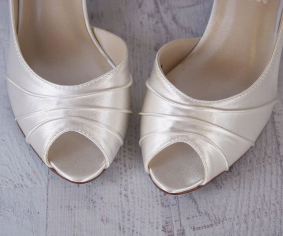 silver kitten heels closed toe