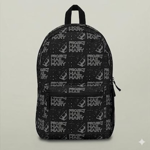 Op de afbeelding: Zwarte rugzak met een herhaald patroon van de tekst "PROJECT HAIL MARY" en een wit geometrisch ontwerp. De rugzak heeft een voorvak met ritssluiting, een handvat aan de bovenkant en verstelbare schouderbanden. De achtergrond is zwart met kleine witte stippen.