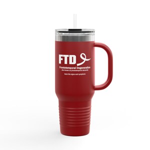 Peut inclure: Un gobelet isotherme rouge avec une poignée et une paille. Le gobelet porte le texte blanc "FTD" avec les mots "Frontotemporal Degeneration" et "learn the signs and symptoms" en dessous. Conçu pour garder les boissons froides ou chaudes.