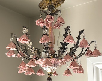Vintage-Kronleuchter aus rosafarbenem Porzellan mit Rosenmotiv, 12 dekorativen Armen und 3 Leuchten im Capodimonte-Stil der 1960er Jahre.