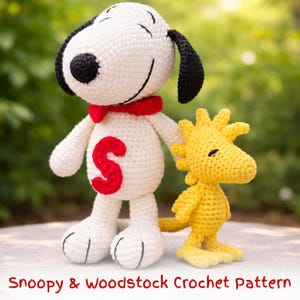 Pode incluir: Figuras de crochê Snoopy e Woodstock. Snoopy é branco com orelhas pretas e uma gola vermelha, e um "S" vermelho no peito. Woodstock é amarelo. O texto "Snoopy & Woodstock Crochet Pattern" está na parte inferior.