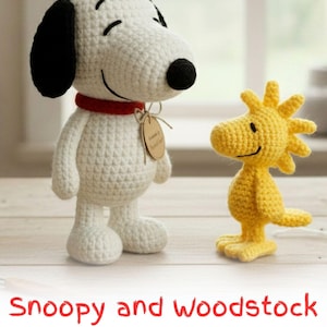 以下が含まれることがあります： かぎ針編みのスヌーピーとウッドストックのフィギュア。スヌーピーは白で、黒い耳と赤い首輪があります。ウッドストックは黄色です。画像の下部には「Snoopy and Woodstock CROCHET PATTERN」というテキストがあります。