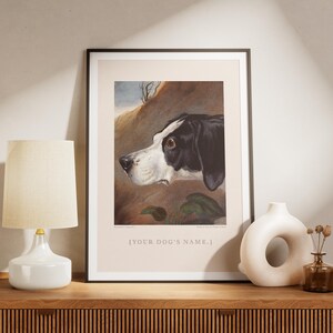 Peut inclure: Impression d'art encadrée représentant un profil de chien noir et blanc. L'œuvre est exposée sur un meuble en bois, avec une lampe blanche et un vase décoratif. Le texte au bas de l'impression indique "[YOUR DOG'S NAME.]".