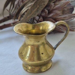 Jarra miniatura vintage de latón macizo, pequeña jarra de latón para crema, pequeño jarrón de latón, decoración rústica de latón estilo granja, jarra de agua rústica