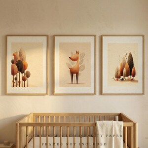 Láminas giclée de tríptico con temática de bosque para guardería: Cierva diminuta, árboles, decoración cálida en tonos neutros.