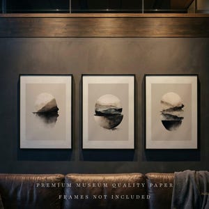 Puede incluir: Tres impresiones artísticas abstractas enmarcadas. Cada impresión presenta un diseño de semicírculo con tonos neutros de gris, negro y blanco. La obra de arte se exhibe en una pared gris oscuro sobre un sofá de cuero marrón. El texto "PREMIUM MUSEUM QUALITY PAPER" y "FRAMES NOT INCLUDED" es visible.
