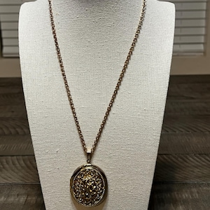 Vintage-Inspired Gold Toned Filigree Oval Locket Necklace