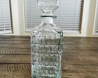 Vintage-Style Glass Decanter with Textured Grid Pattern