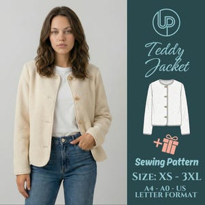 Peut inclure: Veste teddy crème avec des boutons dorés, portée avec un jean bleu. L'image comprend un motif de couture avec le texte "Teddy Jacket" et "Sewing Pattern". Tailles XS à 3XL disponibles.