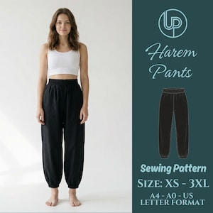 Puede incluir: Una mujer con pantalones harem negros y un top blanco. La imagen incluye un gráfico de patrón de costura con el texto "Harem Pants" y "Sewing Pattern". El patrón está disponible en tallas XS a 3XL.
