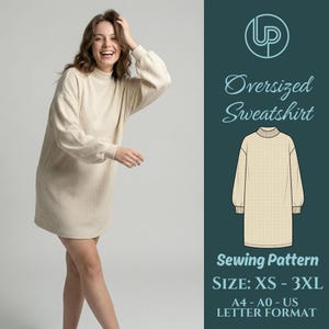Pode incluir: Uma mulher vestindo um vestido de moletom oversized creme, com mangas compridas e gola alta. A imagem inclui um padrão de costura com o texto "Oversized Sweatshirt" e "Sewing Pattern SIZE: XS - 3XL".