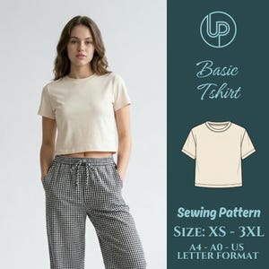 Könnte beinhalten: Eine Frau trägt ein cremefarbenes Basic-T-Shirt und eine schwarz-weiß karierte Hose. Das Bild enthält eine Grafik des T-Shirts und den Text "Basic Tshirt" und "Sewing Pattern SIZE: XS - 3XL".