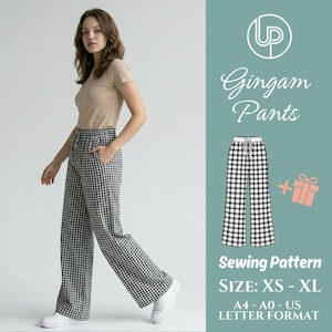 Può includere: Una persona indossa pantaloni a quadri bianchi e neri con coulisse e scarpe da ginnastica bianche. L'immagine include un modello di cucito per "Gingam Pants", taglie XS-XL. Il modello è disponibile nei formati A4-A0 e US Letter.