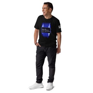 Op de afbeelding: Zwart T-shirt met een blauw en wit grafisch ontwerp. Het ontwerp bevat de tekst "REALITY EYE STOPPED RESPONDING REBOOT CONSCIOUSNESS?". Het shirt heeft ook de tekst "SYSTEM ERROR" op de rechter mouw.