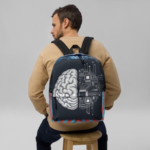 Pode incluir: Mochila preta com um design de cérebro e placa de circuito. O lado esquerdo mostra um cérebro branco, o lado direito uma placa de circuito. A mochila tem alças pretas e listras vermelhas e azuis na lateral.
