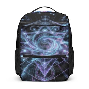 Pode incluir: Mochila preta com um design vibrante e rodopiante em tons de azul, roxo e branco. O padrão apresenta formas geométricas e um elemento central em forma de vórtice. A mochila tem um bolso frontal, bolsos laterais e uma alça superior.