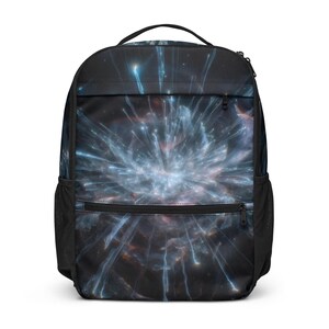 Puede incluir: Mochila negra con un diseño vibrante con temática espacial. El patrón presenta una explosión de luz azul y blanca sobre un fondo oscuro, con un asa superior, un bolsillo frontal con cremallera y bolsillos laterales de malla.