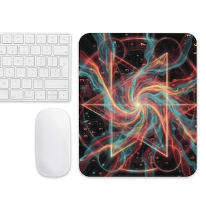 Pode incluir: Um mousepad com um design abstrato em espiral em tons de vermelho, laranja e verde-azulado contra um fundo preto. Um teclado e um mouse brancos também são visíveis.