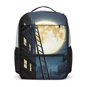 Może przedstawiać: Plecak z nocnym krajobrazem miejskim, z pełnią księżyca. Projekt zawiera budynek z drabiną, podświetlane okna oraz ciemnoniebieską i czarną kolorystykę. Plecak posiada czarny uchwyt i boczne kieszenie.
