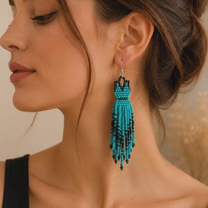 Pendientes de flecos con cuentas turquesas y negras, pendientes de borlas con cuentas de semillas hechos a mano, pendientes llamativos estilo boho, pendientes largos colgantes, regalo para ella.