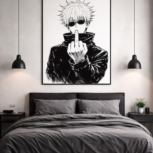 Puede incluir: Póster en blanco y negro de estilo anime con un personaje con gafas de sol y chaqueta negra, mostrando el dedo medio. El póster enmarcado cuelga sobre una cama con ropa de cama gris. Lámparas colgantes negras a ambos lados del póster.