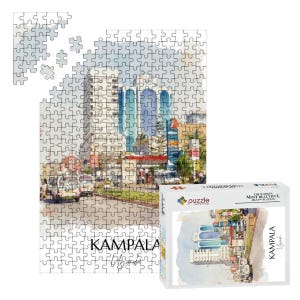 Könnte beinhalten: Ein teilweise zusammengesetztes Puzzle mit einem Aquarellgemälde von Kampala, Uganda, mit Stadtlandschaft und Straßenszene. Das Puzzle wird von einer Schachtel mit einem passenden Bild begleitet. Der Text "Kampala Uganda" ist sichtbar.