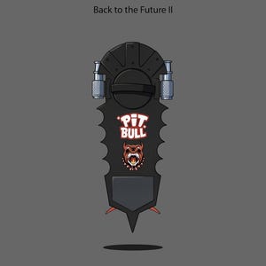 Puede incluir: Un monopatín Pit Bull negro de la película "Regreso al futuro II". La tabla presenta un diseño estilizado con el texto "Pit Bull" y un gráfico de bulldog. La tabla tiene una forma única y está sobre un fondo gris.