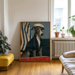 Könnte beinhalten: Ein gerahmter Kunstdruck, der einen grau-weißen Hund mit einer weißen Matrosenmütze und einer dunkelblauen Jacke zeigt. Der Hintergrund zeigt ein blau-weiß gestreiftes Segel, ein tiefblaues Meer und ein rotes horizontales Band am unteren Rand.