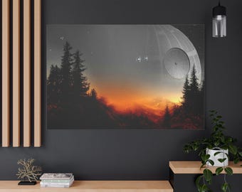 Puede incluir: Impresión en lienzo que representa una escena de ciencia ficción. La imagen presenta una Estrella de la Muerte, dos naves espaciales y una cordillera silueteada contra una puesta de sol con tonos naranja y grises. La obra de arte está montada en una pared.
