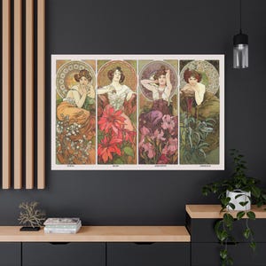 Könnte beinhalten: Ein gerahmter Kunstdruck mit vier Jugendstil-Tafeln. Jede Tafel zeigt eine Frau umgeben von Blumen, mit den Titeln "Topas", "Rubin", "Amethyst" und "Smaragd". Das Kunstwerk hat eine Vintage-Ästhetik mit cremefarbenem Hintergrund.