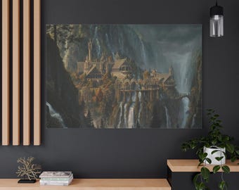 Puede incluir: Una impresión en lienzo que representa un paisaje de fantasía con un castillo enclavado entre cascadas y montañas. La obra de arte presenta una ilustración detallada con colores apagados, creando una escena serena y majestuosa. El castillo tiene múltiples torres y puentes.